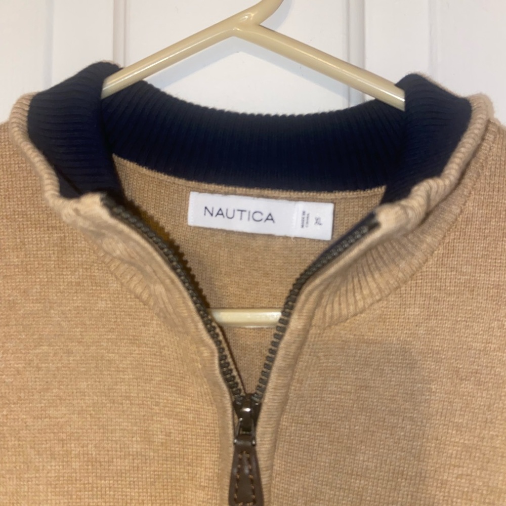 A pullover sweater - Picture 2 of 2